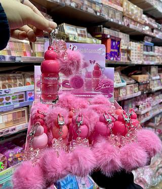 Lip gloss com laço pom pom e chaveiro magic hold morning